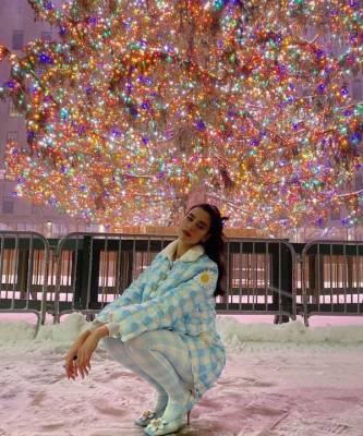 Дуа Липа - Самый красивый новогодний образ: Дуа Липа в тотал-луке Moncler x Richard Quinn - skuke.net - Нью-Йорк