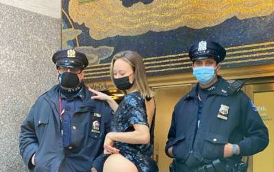 Девушка "подбодрила" полицейских, подняв платье