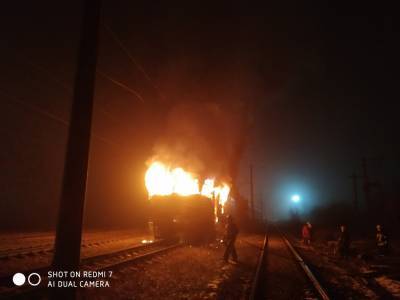 Показаны фото и видео, как на Киевщине горел электропоезд