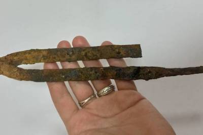 Старинный циркуль нашли псковские археологи на раскопках возле собора