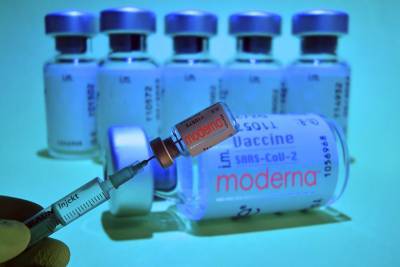 Вакцину Moderna одобрили для применения в США