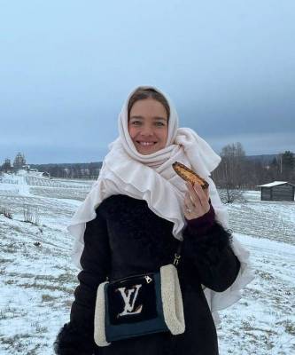 Как из сказки: Наталья Водянова в уютном пальто Ulyana Sergeenko