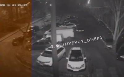 Житель Днепра за ночь порезал шины 20 авто