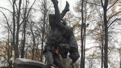 Памятник основоположникам самбо открыли в парке СК «Лужники»