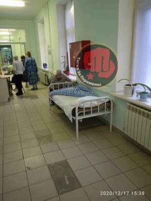 В больнице Нижнего Тагила из-за нехватки мест пациентов кладут на койки в коридоре