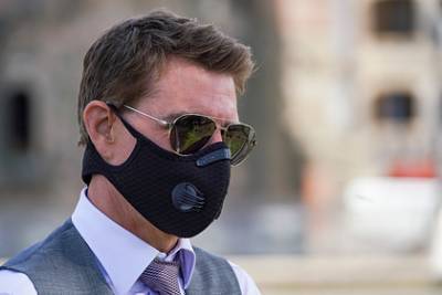 Обматеривший коллег за нарушение дистанции Том Круз появился в бесполезной маске