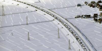 Снегопад парализовал Японию: сотни машин застряли в многокилометровой пробке, люди вынуждены ночевать на трассе — фото