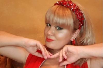 Украинка с 15-м размером бюста оседлала стул и устроила сеанс соблазнения: «Горячее не бывает»