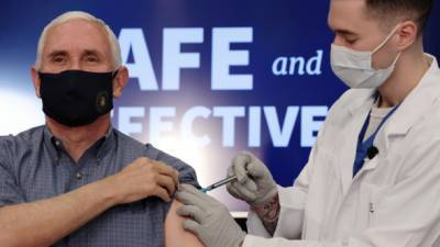 Майк Пенс вакцинировался от коронавируса в прямом эфире (ВИДЕО)