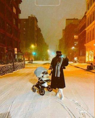 Дочь Джиджи Хадид впервые увидела первый снег, гуляя по улицам Нью-Йорка