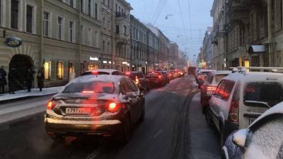 Метель спровоцировала дорожный коллапс на дорогах Петербурга
