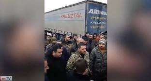 Противники демаркации границы с Азербайджаном перекрыли трассу в Армении