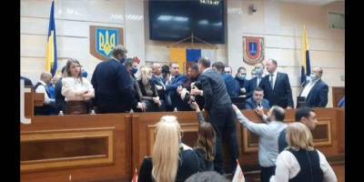 В Одесском облсовете депутаты устроили потасовку, ОПЗЖ заблокировала трибуну — видео