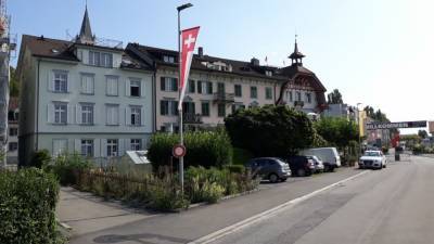 Швейцария закрывает рестораны на месяц