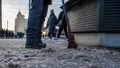 Дорожники Петербурга перешли на экстренный режим из-за ночного снегопада
