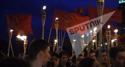 Армянская оппозиция проводит факельное шествие к военному пантеону "Ераблур" - видео