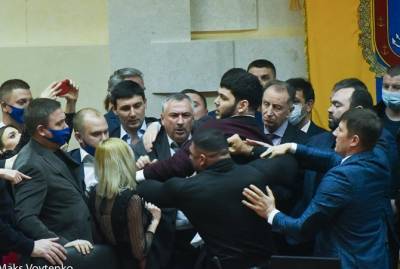 В одесском облсовете снова драка: депутаты заблокировали трибуну и вернули Ройтбурду должность