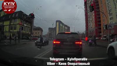 Перебегал дорогу и ехал на красный: в Киеве легковушка сбила молодого человека – видео 18+