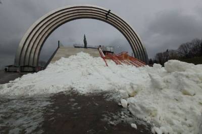 В Киеве к Арке дружбы народов начали массово свозить фуры снега: что там будет происходить (фото)