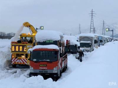 В Японии из-за сильных снегопадов сотни автомобилей застряли в пробках
