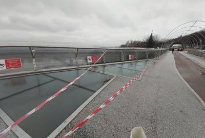 На "мосту Кличко" в Киеве снова треснуло стекло