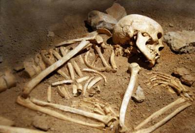Кости неизвестной женщины нашли рядом со Знаменской церковью в Тихвине