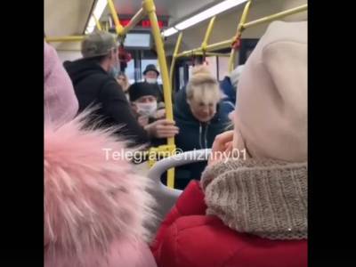 Нижегородку вытолкали из автобуса за отказ надеть маску