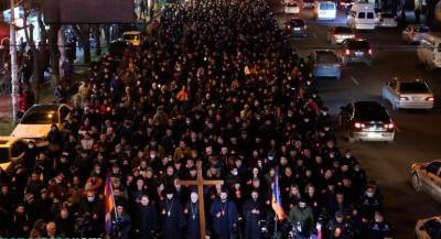 В Ереване началось шествие в память о погибших в Нагорном Карабахе