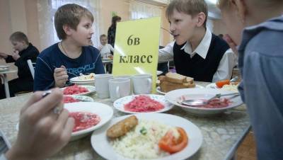 Беглов утвердил бесплатное горячее питание для школьников в 2021 году