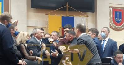 На сессии Одесского облсовета снова драка и блокирование трибуны: не пускали депутатов горсовета