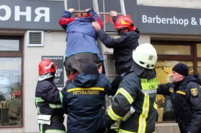 В Хмельницком во время пожара в ТЦ эвакуировали более 20 человек