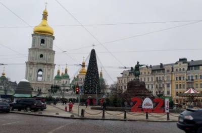 Главная елка Киева сменила головной убор