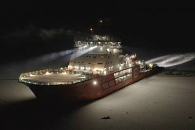 Моряки спасли застрявших на льдине Ямальцев
