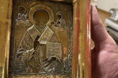 За рубежом Лаврову подарили 300-летнюю икону из Луганска.