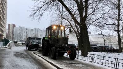 Петербург от снега очищают более 900 машин и 1,2 тысячи дворников