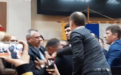 "Мордобой" и битые стекла: новоизбранные депутаты поскандалили на сессии - полиция поднята по тревоге