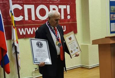 Волгодонский пенсионер получил золотой значок ГТО за мировой рекорд по приседаниям