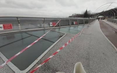 На мосту Кличко в Киеве снова треснуло стекло