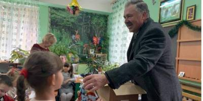 Раньше был главврачом. В Одесской области мэр пообщался со школьниками и детсадовцами без маски