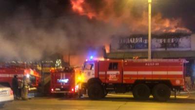 Спасатели тушат охваченное огнем здание "Мосгоргеотреста" в Москве