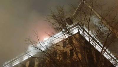 Административное здание загорелось на севере Москвы