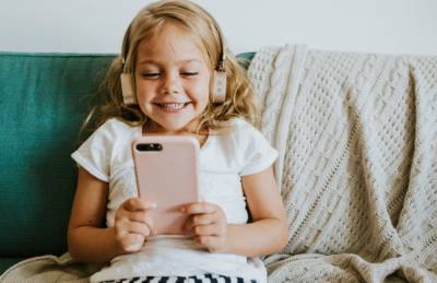 5 вопросов, которые помогут понять, стоит ли дарить ребенку смартфон