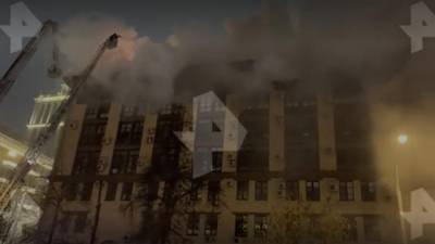 Появились кадры с места пожара в здании «Мосгоргеотреста»