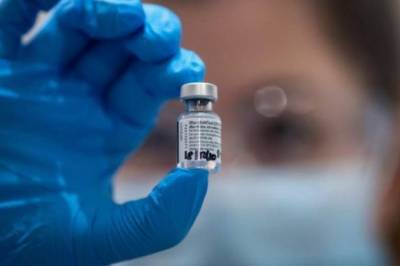 В США медсестра упала в обморок после вакцинации препаратом Pfizer