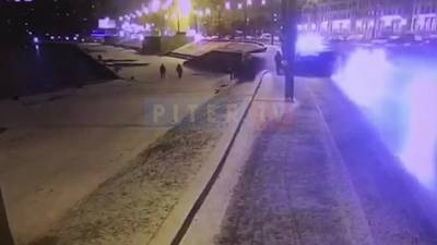 Видео: кроссовер слетел с дороги и перевернулся на проспекте Обуховской обороны