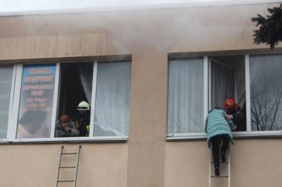В Хмельницком горел торговый центр: люди оказались заблокированы в огне (фото, видео)