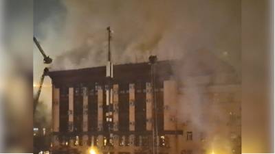 Пожарные остановили распространение огня в здании Мосгоргеотреста