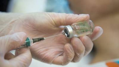 Медсестра упала в обморок после прививки американской вакциной