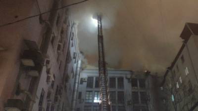 Пожар в здании Мосгоргеотреста в Москве потушен