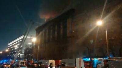 Видео с места пожара в здании Мосгоргеотреста опубликовали в Сети